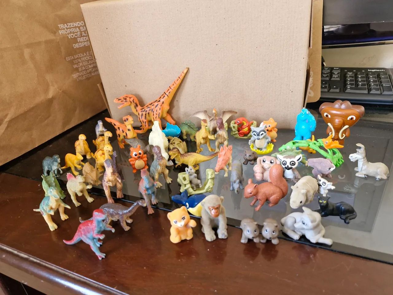 Dinossauros e brinquedos de Kinder Ovo