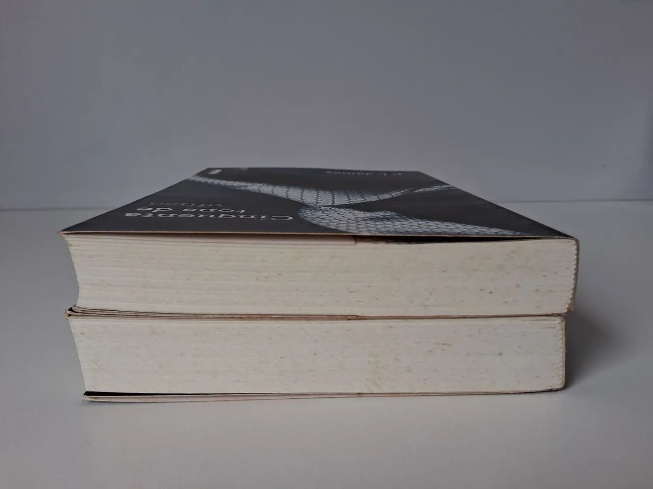 Livros Cinquenta tons de cinza 1 e 2 - Foto 4