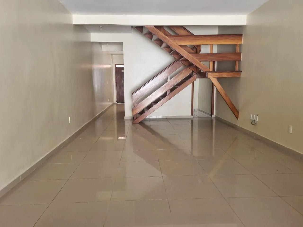 CASA DUPLEX 3/4 COM SUÍTE E VARANDA - AMPLO TERRENO NO BAIRRO DE FÁTIMA - Foto 2