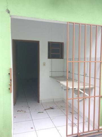 Aluga-se Kitinet região do CPA próximo Colégio Tiradentes - Foto 2