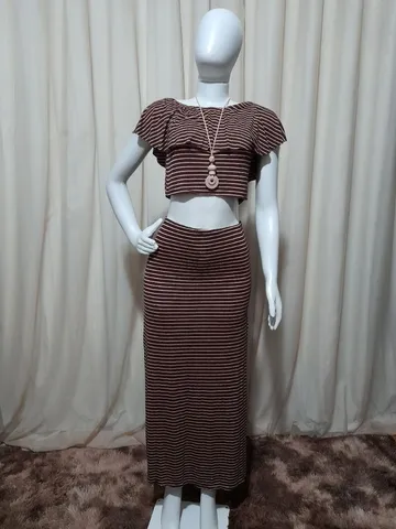 Conjunto listrado em malha e fenda na lateral e cropped com babado<br>