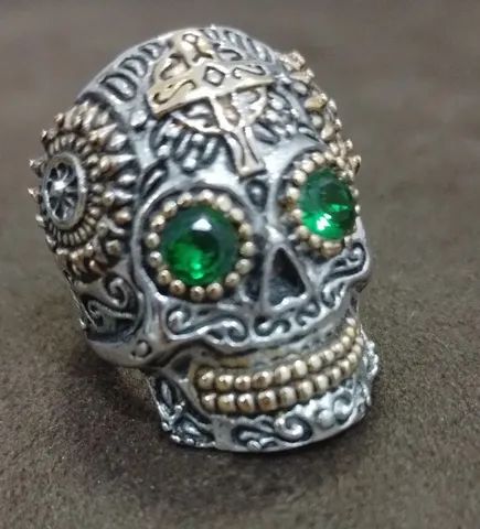 Anel caveira zircônia verde. - Foto 5