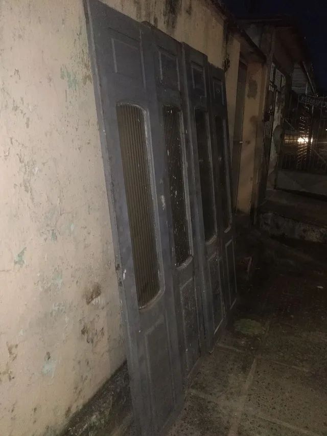 Porta de madeira com 4 partes