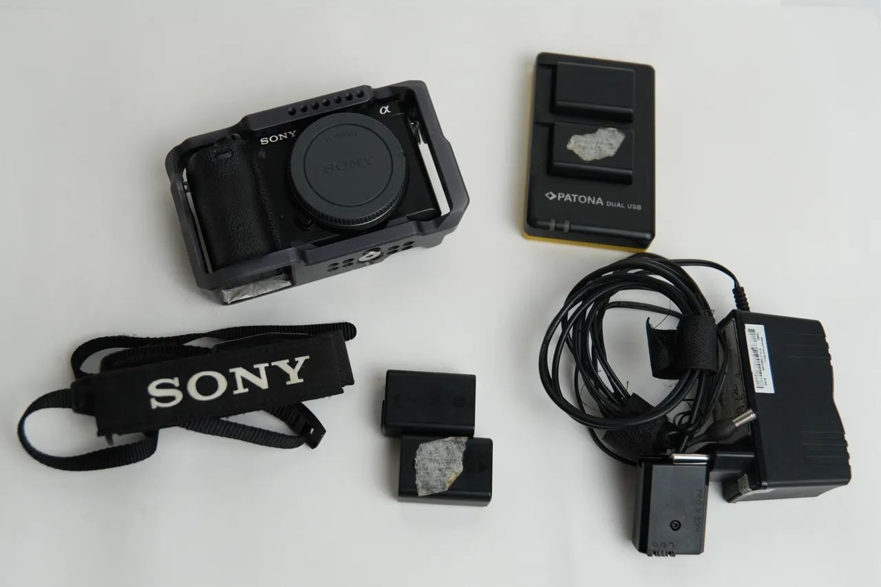 Sony Alpha A6500 com Cage SmallRig, 4 baterias, carregador duplo e Dummy - Foto 5