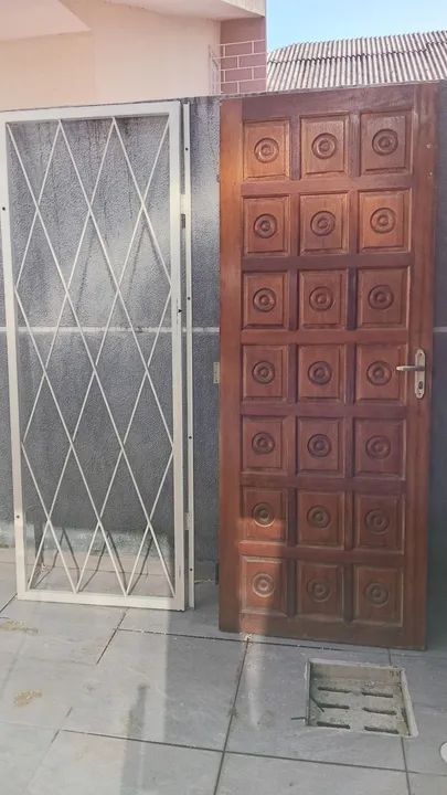 Vendo 2 portas com 2 grades medidas 2.10M altura - 80cm largura