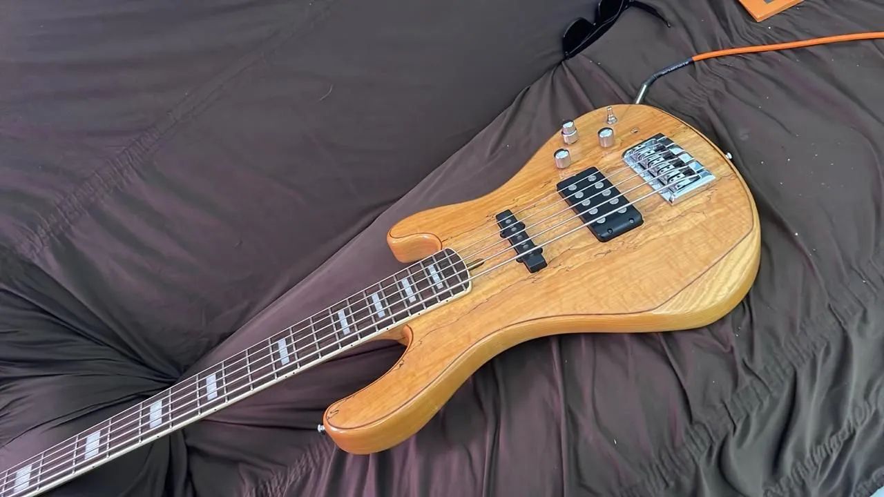 Baixo Cort GB5 Custom, com pre EMG - Foto 4