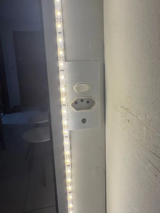 Espelho com led e tomada 1,30x80x8cm - Foto 2