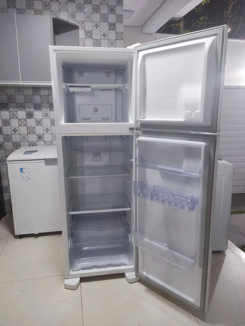 Geladeira Duplex Electrolux DFN41 Frost Free Função Drink Express 371L Branca - Foto 6