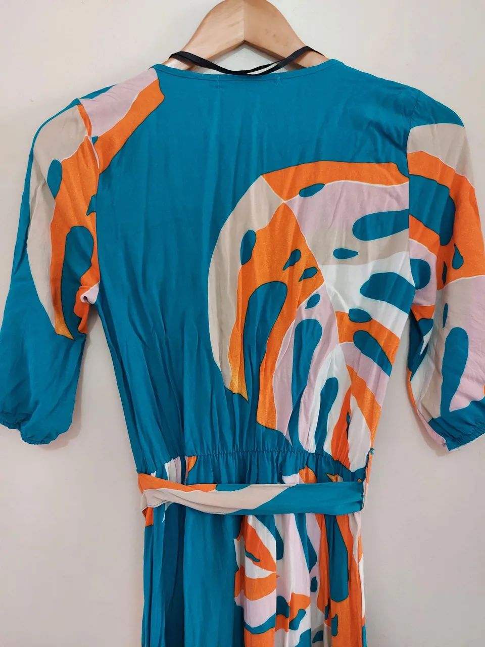Vestido estampado azul com cinto - Foto 4