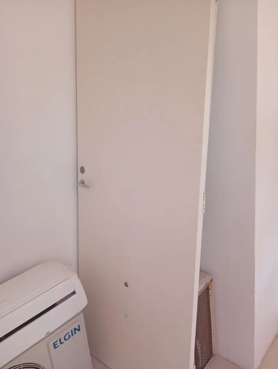 Solid door with peephole64717309863937120