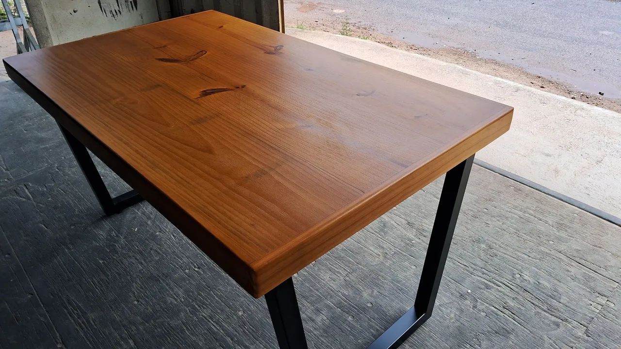 Mesa de madeira com design moderno
