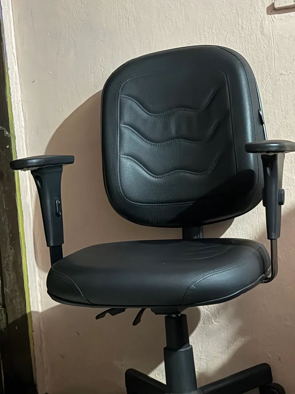 Vendo uma cadeira para computador 64840778628865120