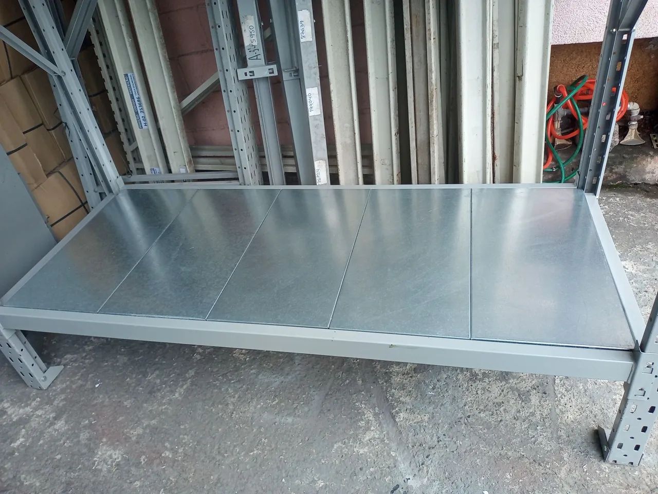 Mini porta Pallet com plano metálico zincado com 03 níveis 2.50 x 1.80x 80 usado - Foto 3