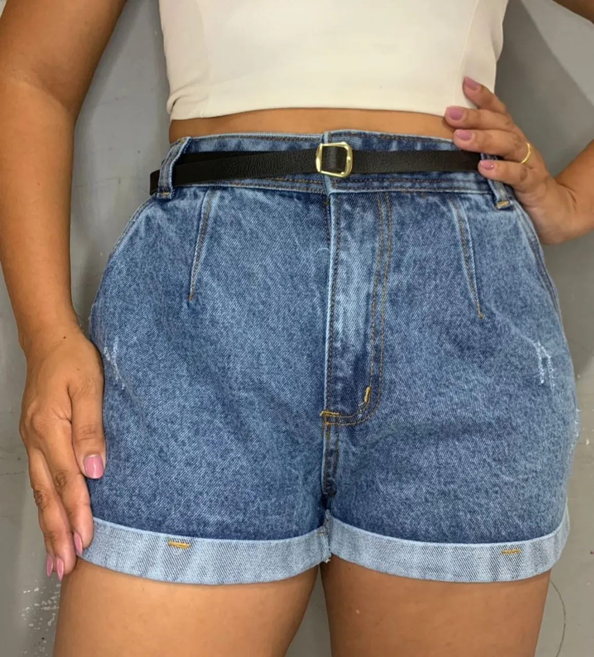 Shorts jeans com cinto