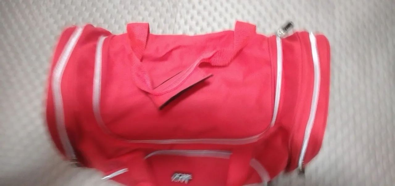 Bolsa de Viagem Vermelha com alça m Detalhes Brancos