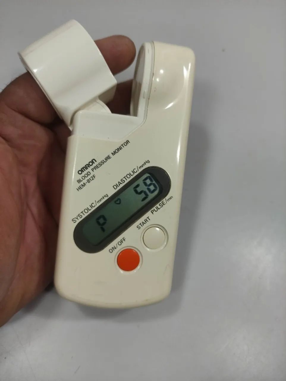 Medidor De Pressão Omron Hem-812f Vintage Funciona Leia Cq3 Branco (Usado)