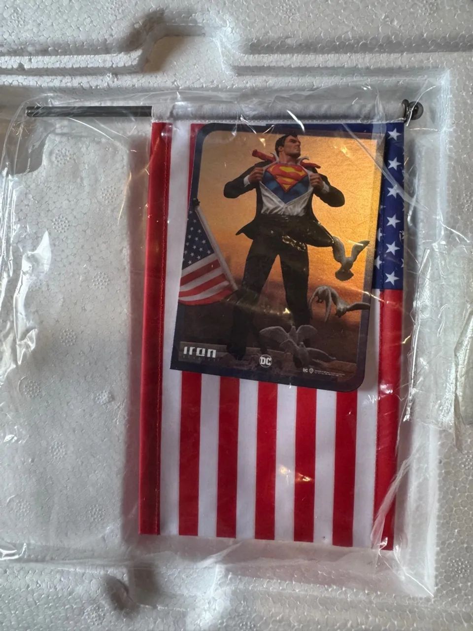 Iron studios Superman clark deluxe com card exclusivo  - Foto 3
