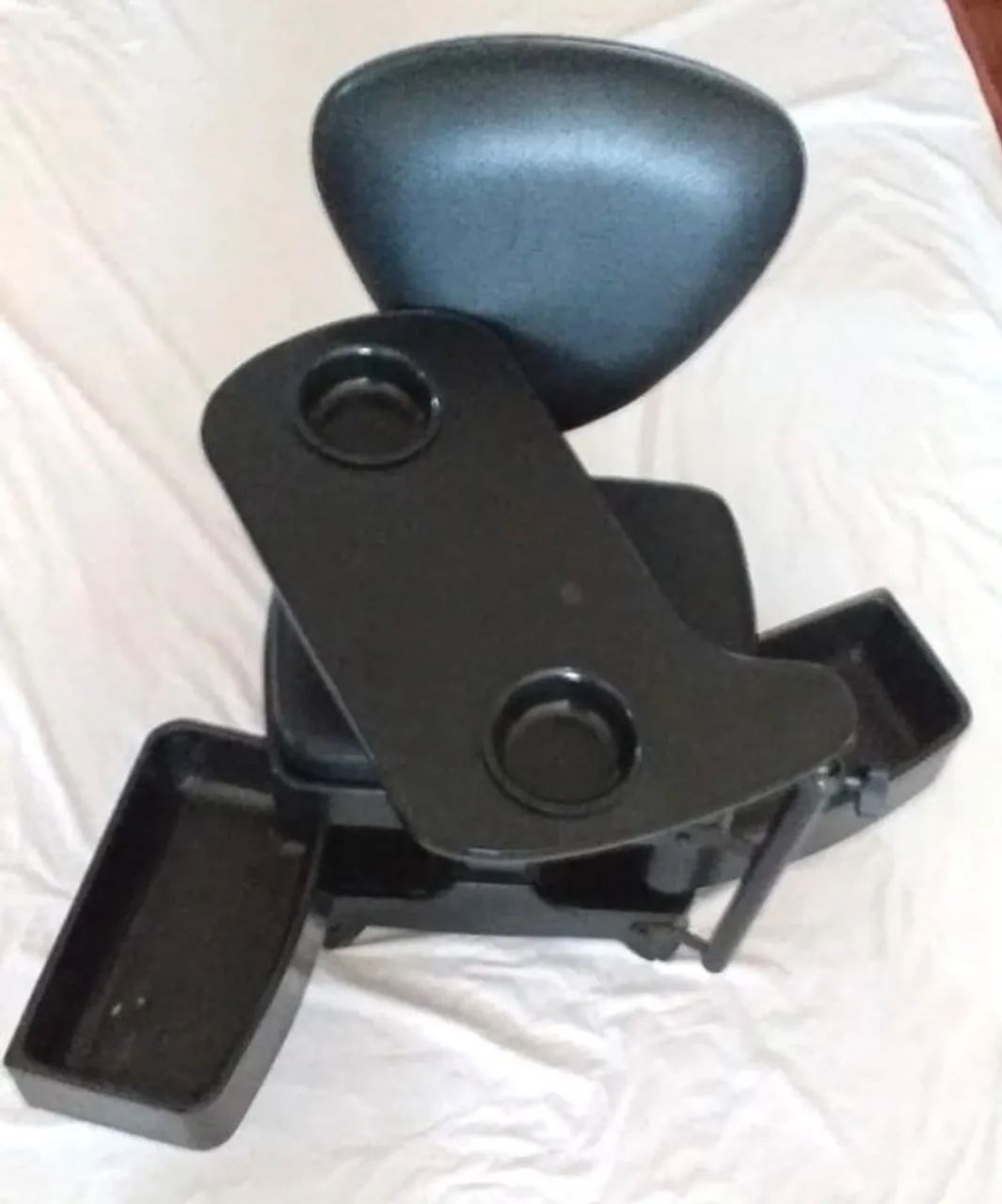 Cadeira de manicure marca Prisme Usinagem. Mesa regulável e lugares para guardar objetos. - Foto 3