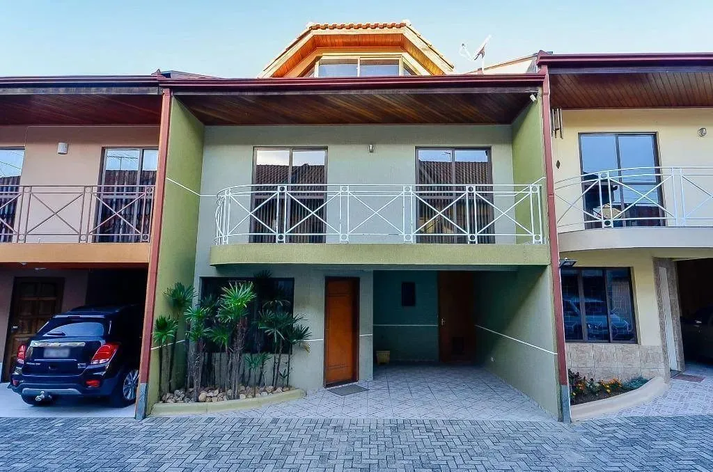 Sobrado com 3 dormitórios à venda, 180 m² por R$ 745.000,00 - Novo Mundo - Curitiba/PR