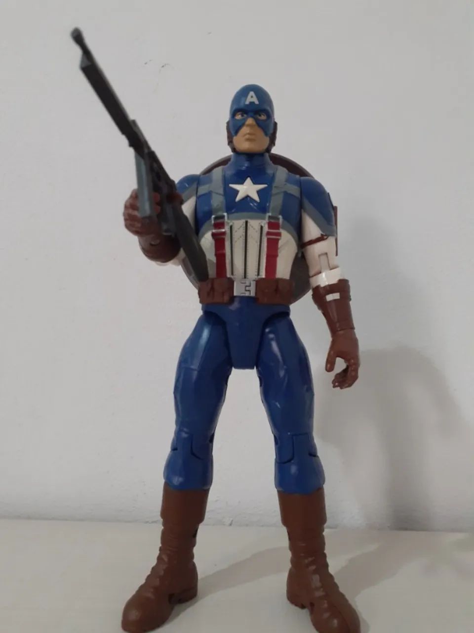 Boneco Capitão América 2011 Hasbro com 10 " com efeito de som e luz  R$ 120,00 - Foto 4