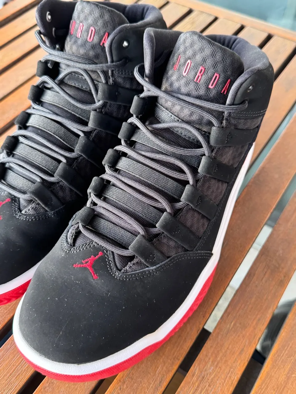 tênis jordan max aura - aq9084 023 (black/red)