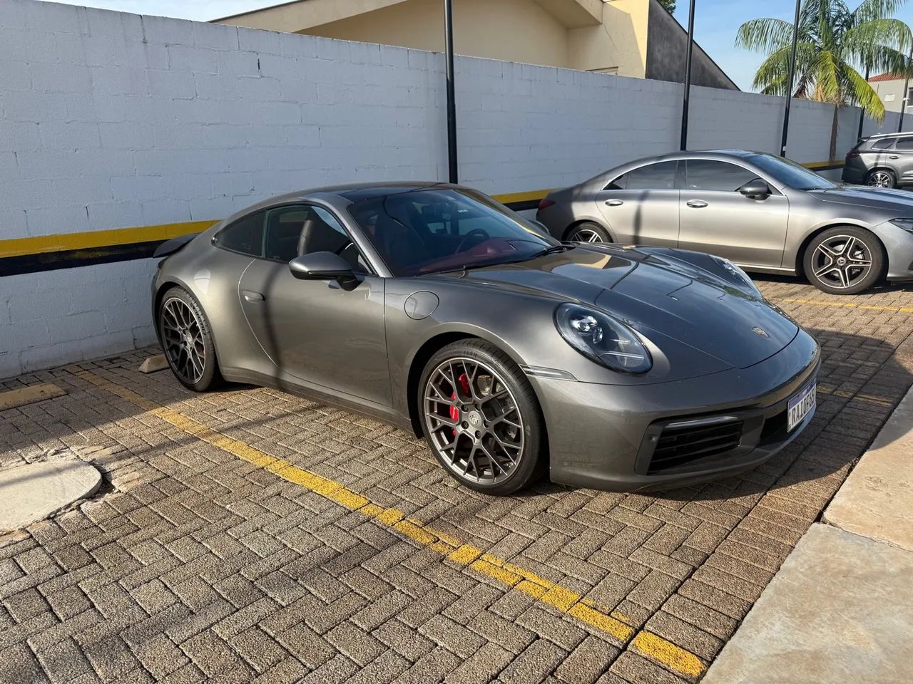 Porsche 911 Carrera 2020 - Cinza Ágata | Interior Vermelho | 33.000 km | R$ 700.000