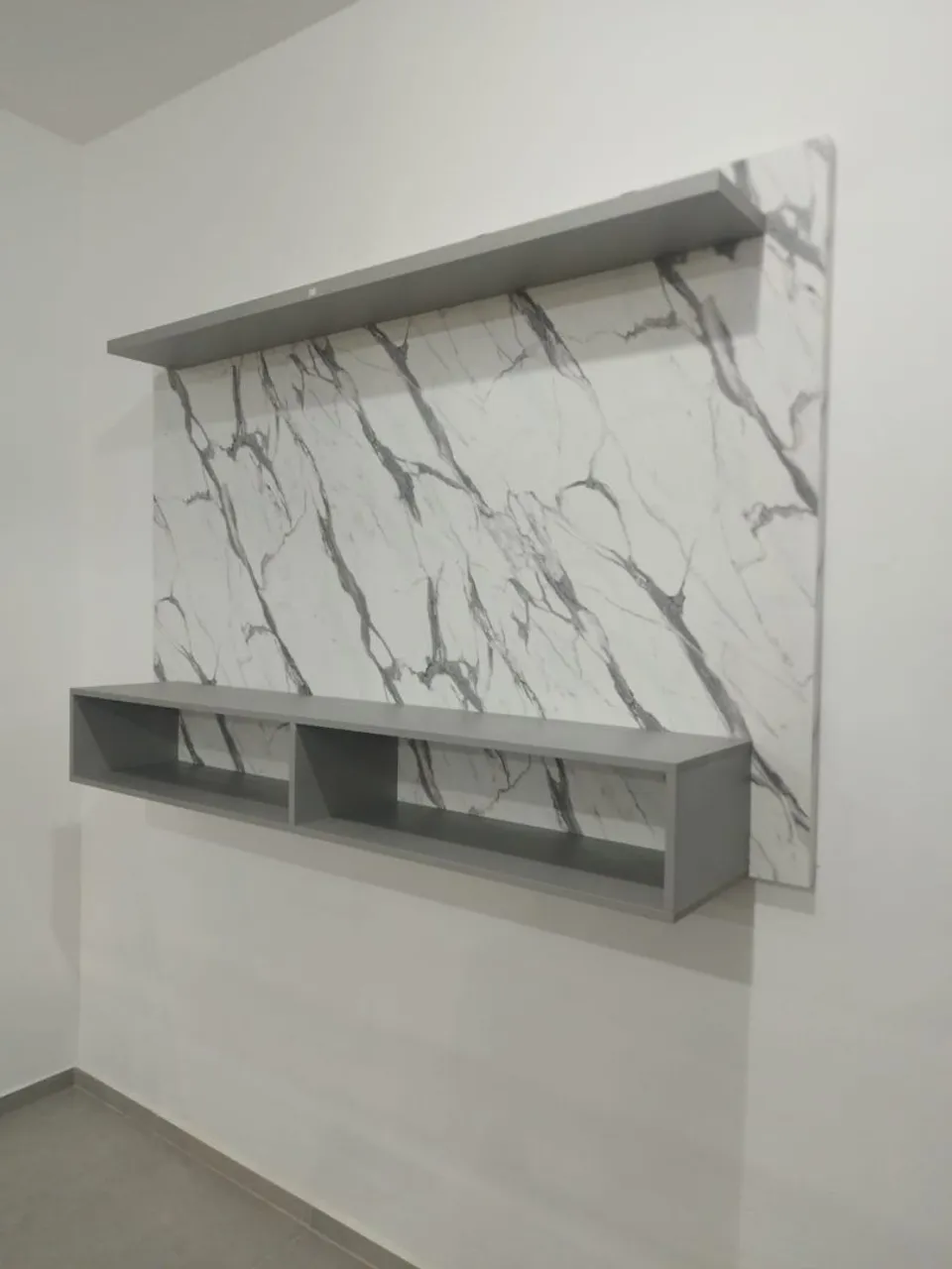 Painel para Televisão com Prateleiras