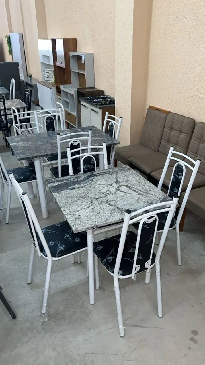 "Sofisticação que Chega Rápido: Mesas Tubulares com Tampo de Granito"