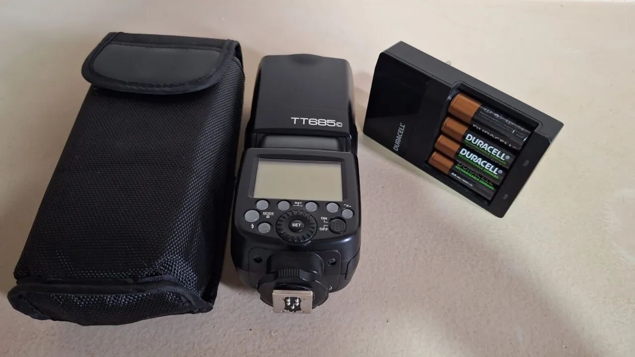 Flash Godox TT 685c com carregador e pilhas reservas. - Foto 3