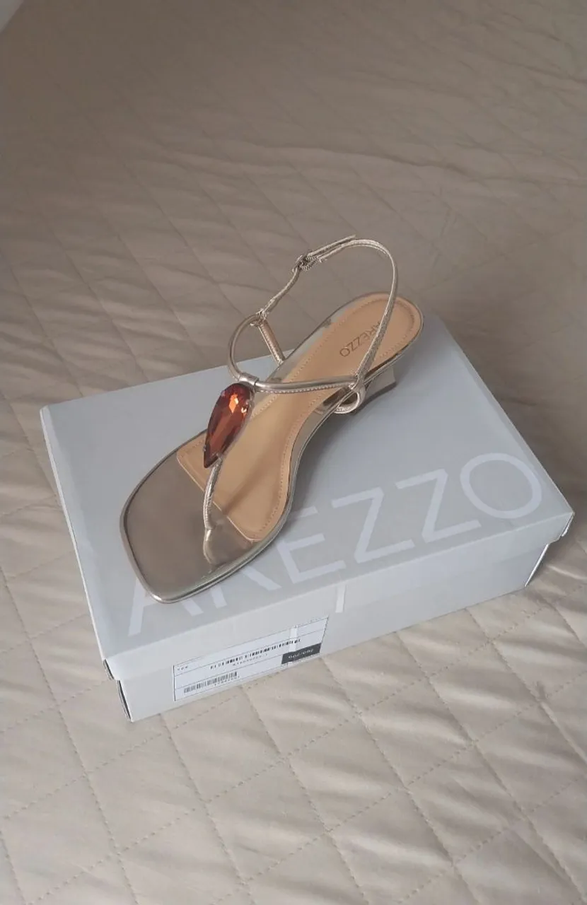 Sandália Arezzo Dourada com Detalhe