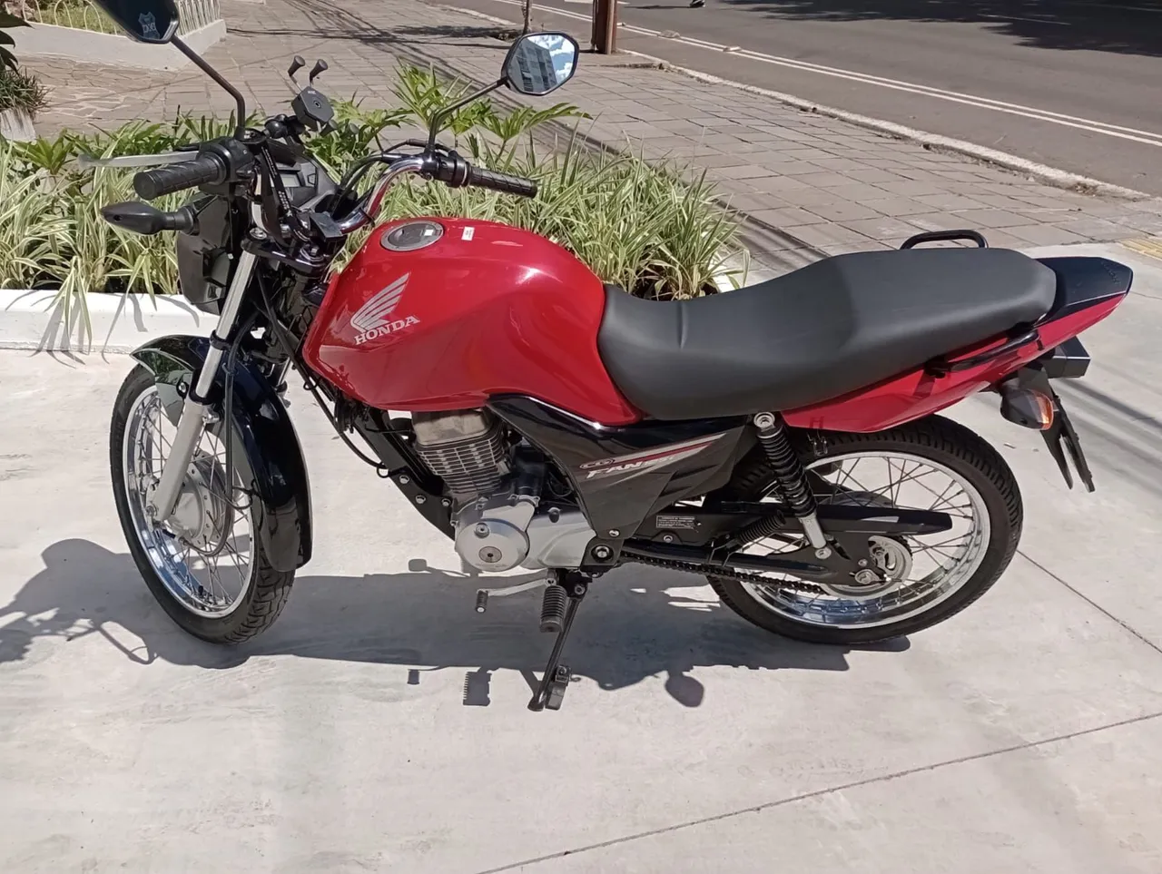Vendo linda Titan Fan 125 i moto impecável. Moto que só foi usada pra passeo, moto de gara