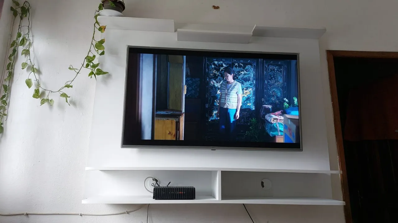 Rack para TV branco com prateleira