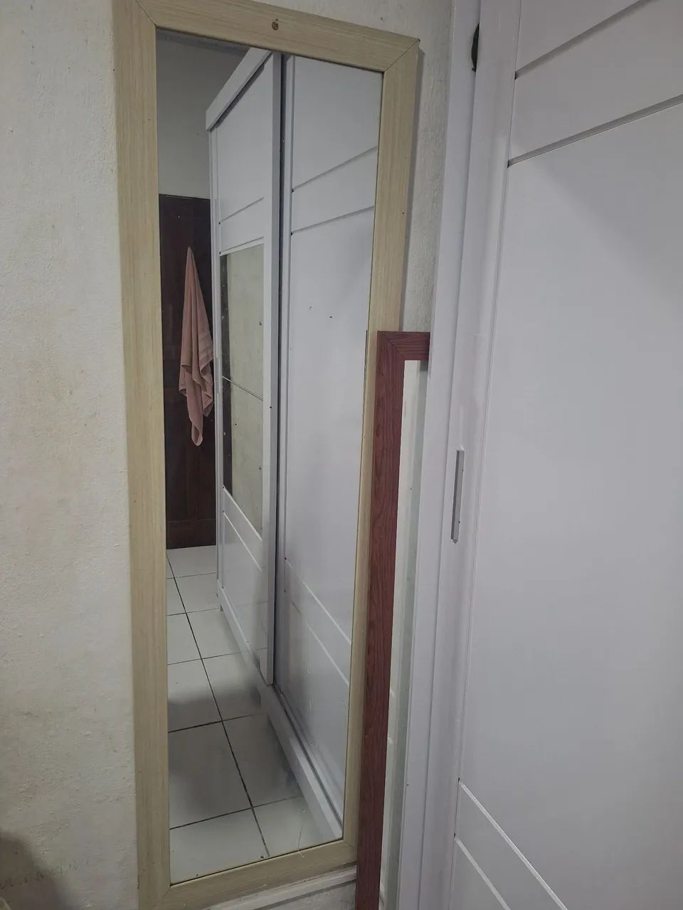 Espelho de corpo inteiro com moldura
