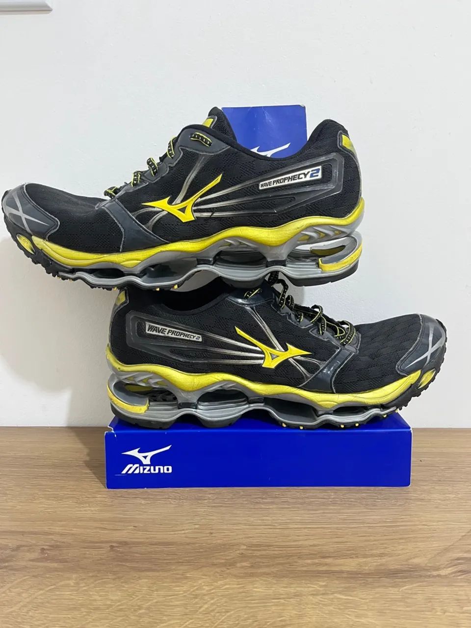 Mizuno Wave Prophecy Preto e Amarelo Calçados Jardim São