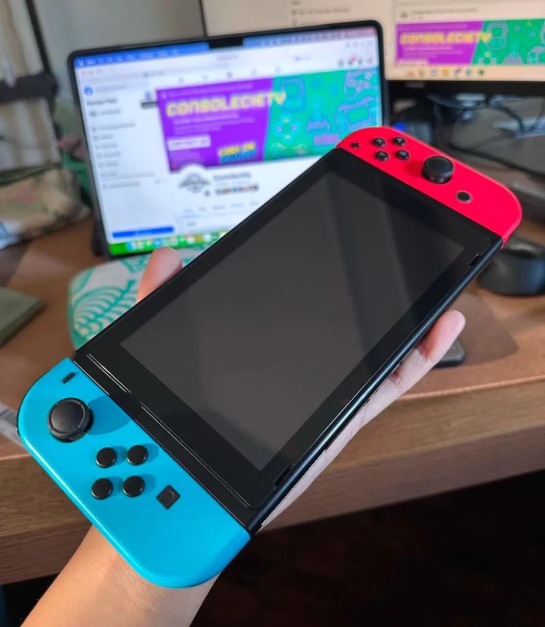 Nintendo Switch com Joy-Cons Vermelho e Azul