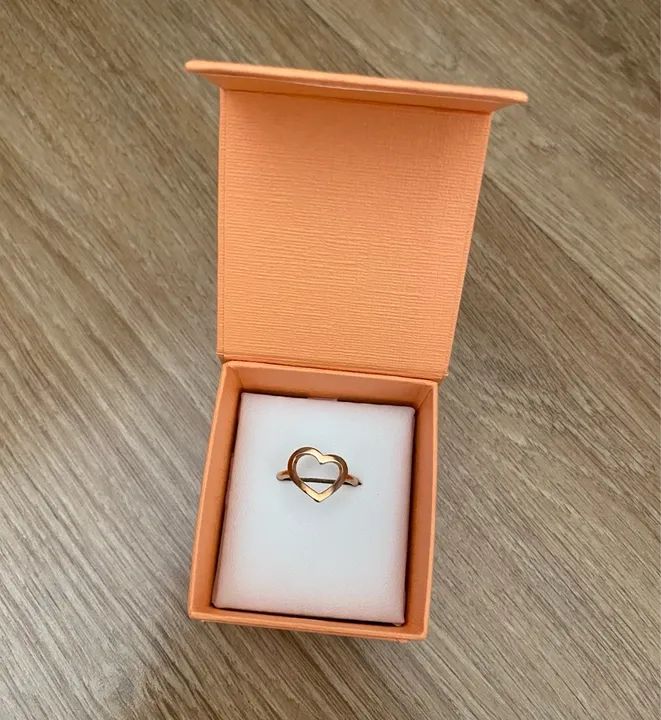 Anel de coração vazado em ouro