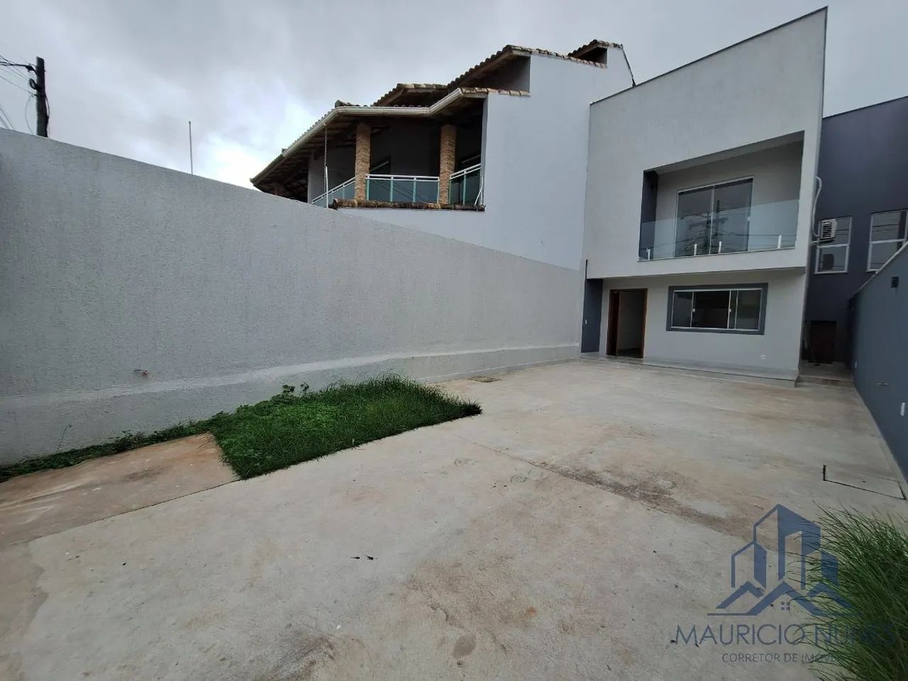 Lindíssima casa 03 q. com suíte para locação.
