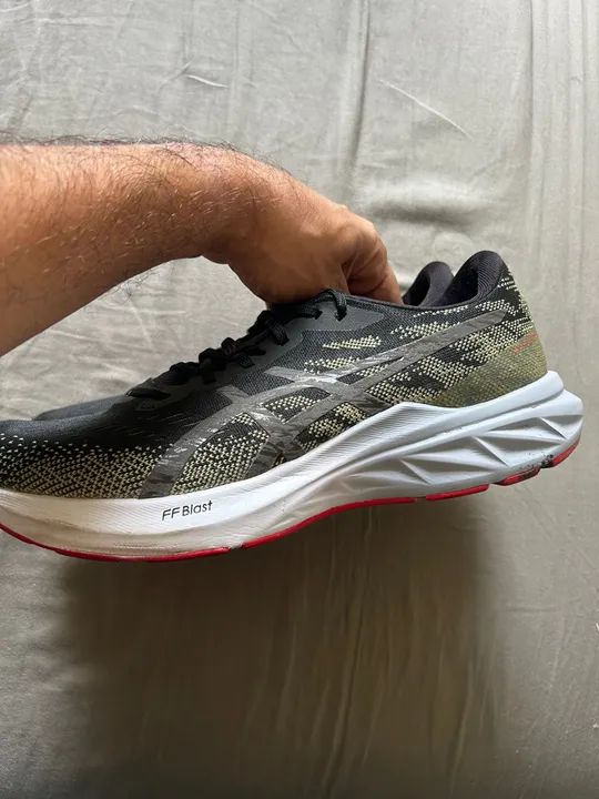 Asics Novablast 3 - TAM 42 - ÓTIMO ESTADO - Foto 2