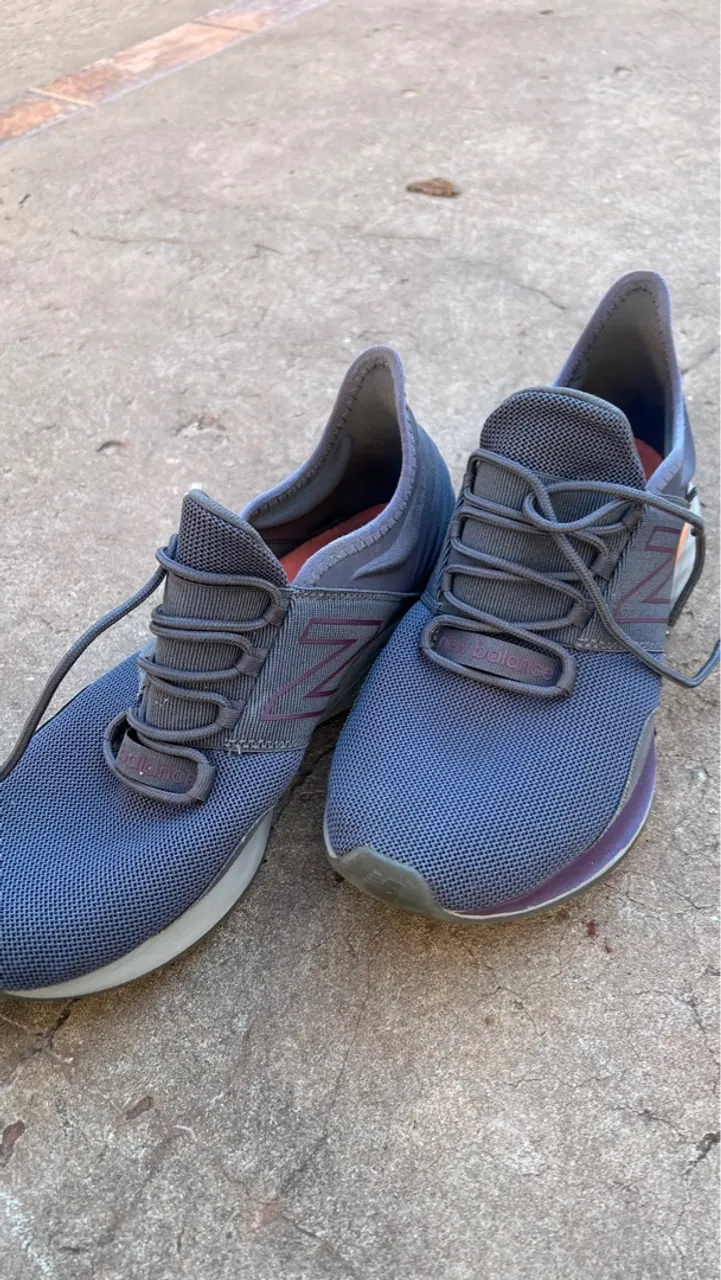 Tênis New Balance cinza e Roxo