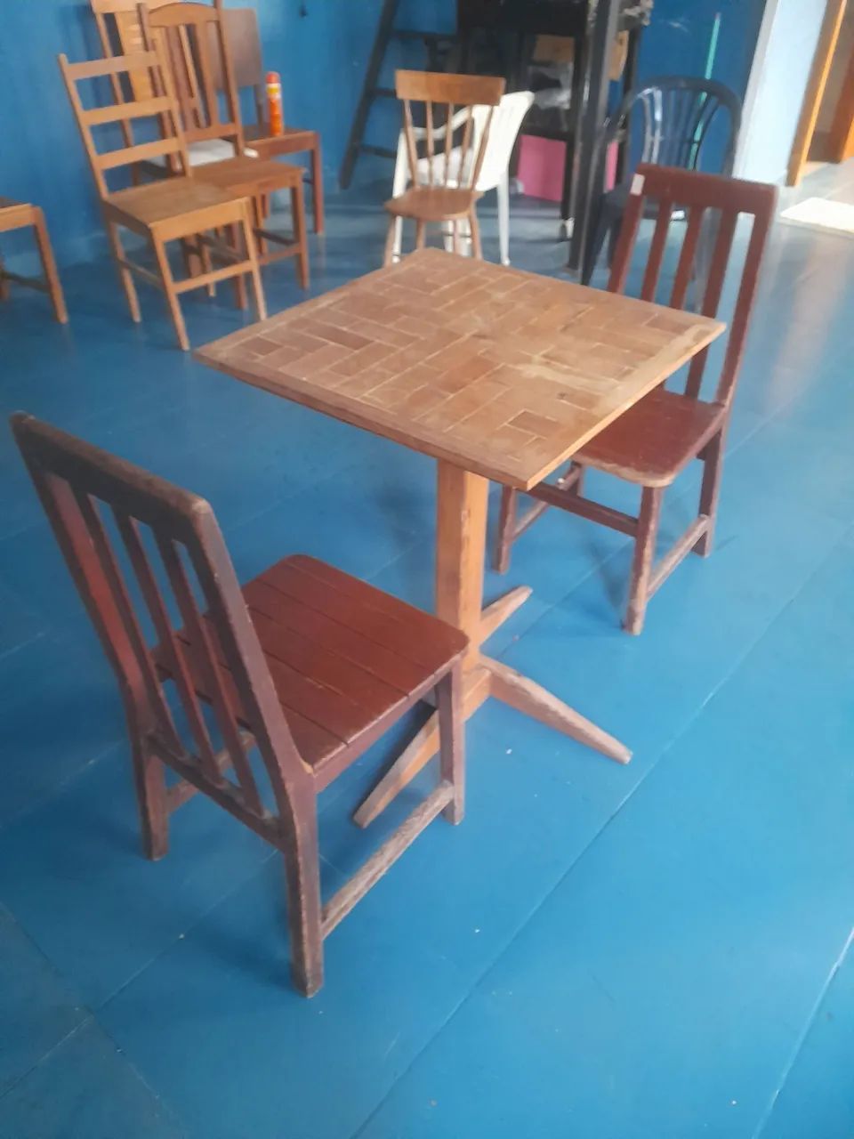 Mesa com duas cadeiras em madeira - Foto 5