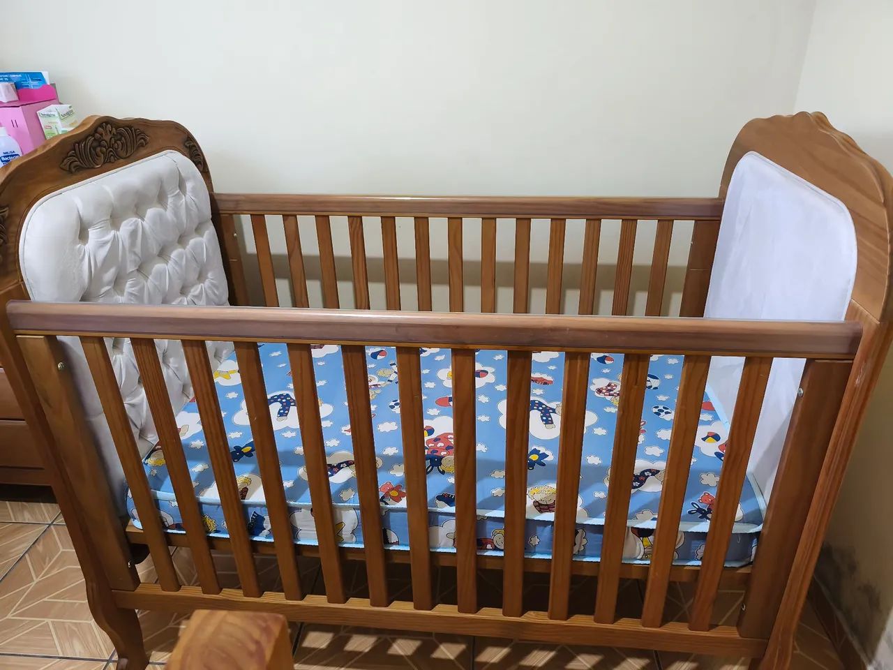 Berço Cama Luis XVII Capitonê - Mel Antique - Foto 2