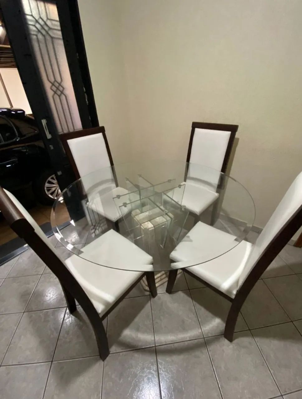 MESA C/ TAMPO DE VIDRO E BASE DE MARMORE E 4 CADEIRAS ESTOFADAS. - Foto 3
