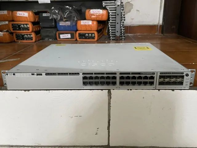 Switch Cisco Catalyst 9300 24x1G PoE+  8x10G SFP+ Uplink 