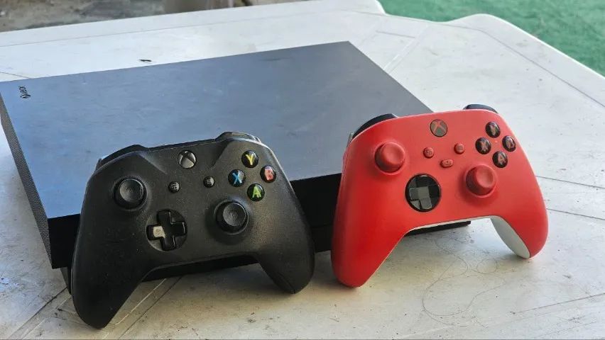 Xbox One X 4k + 2 controles - Foto 3