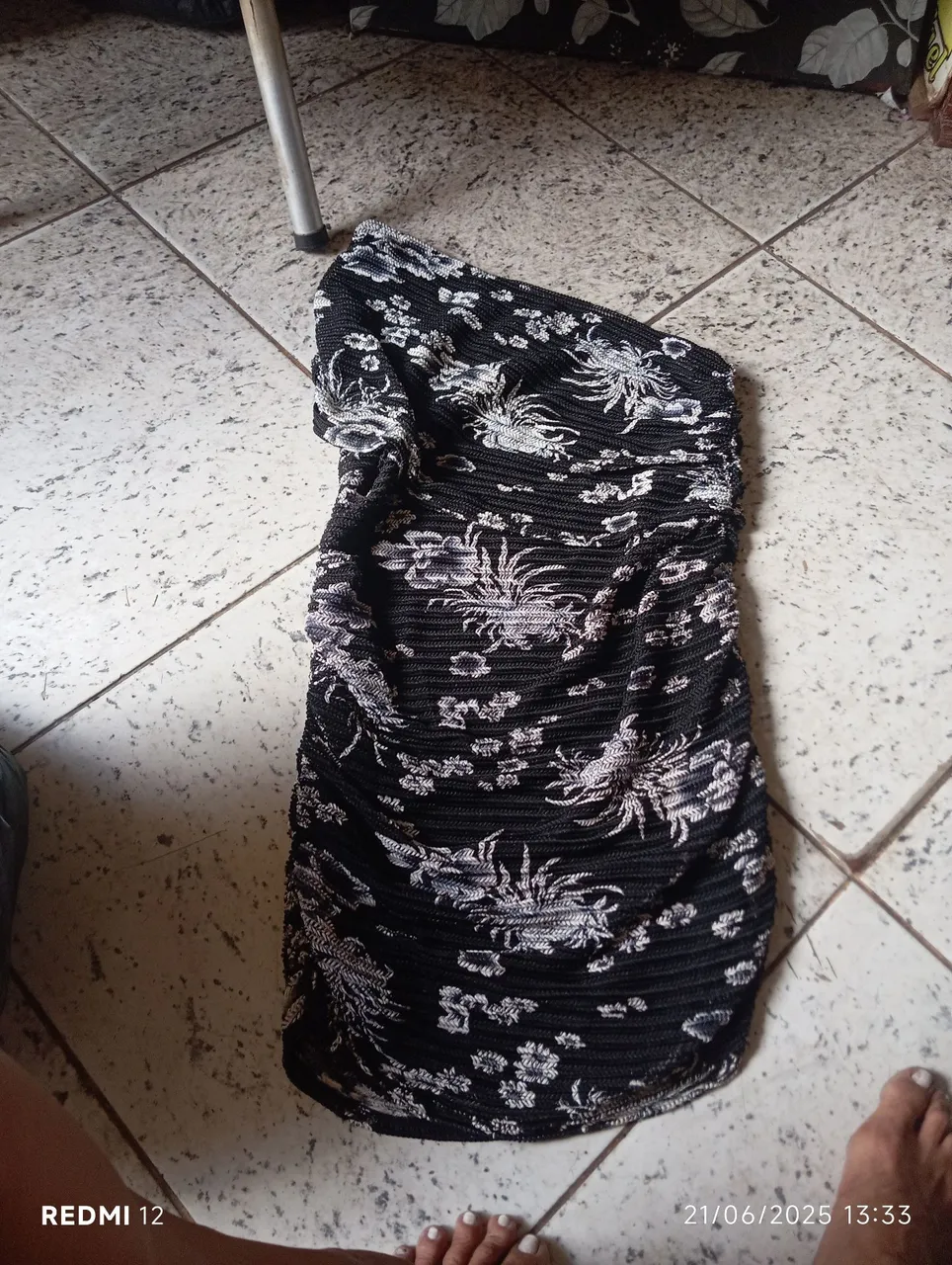 Vestido preto com estampa floral