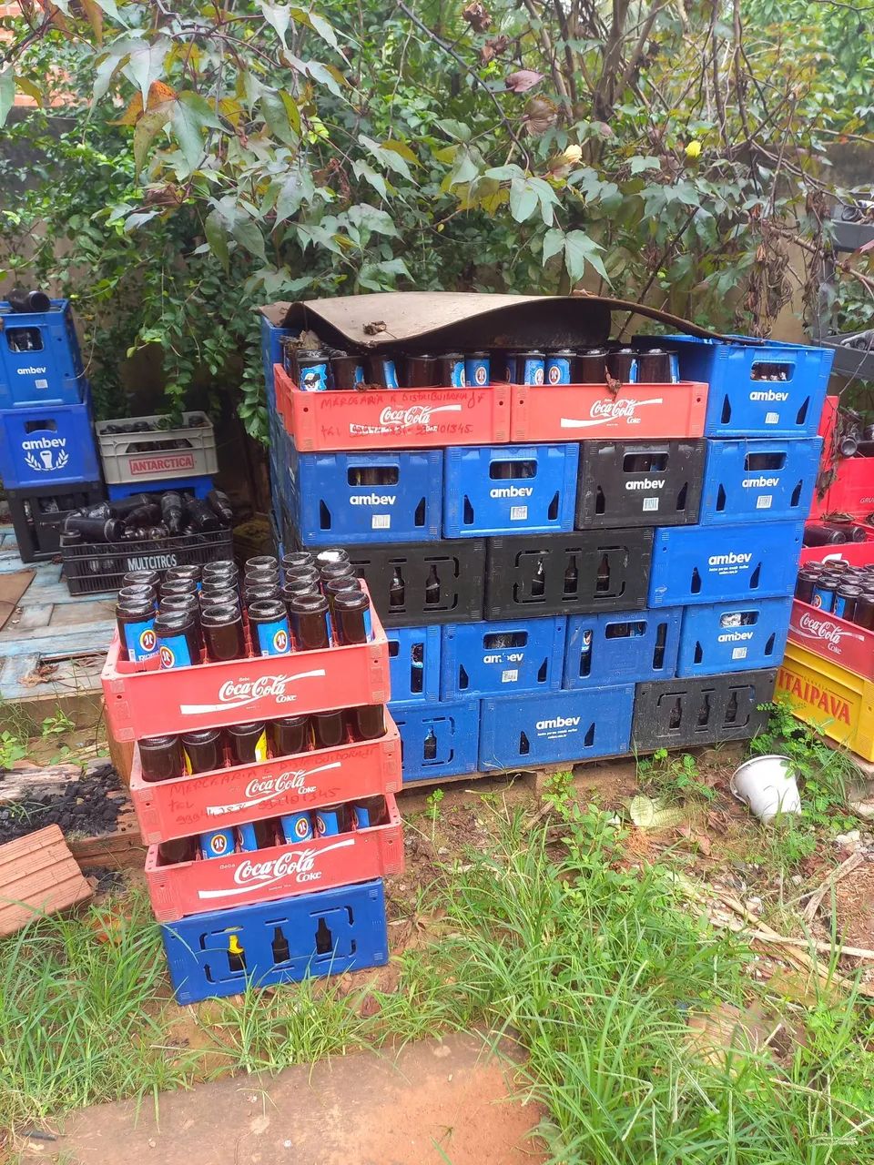 Caixas de bebidas Coca-Cola e Ambev