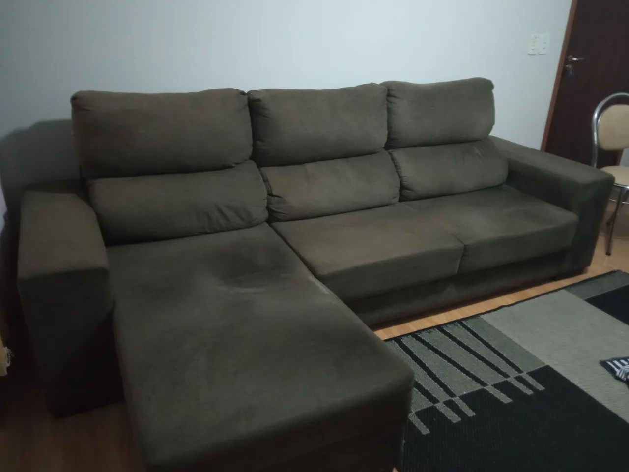Sofá de canto espaçoso e confortável