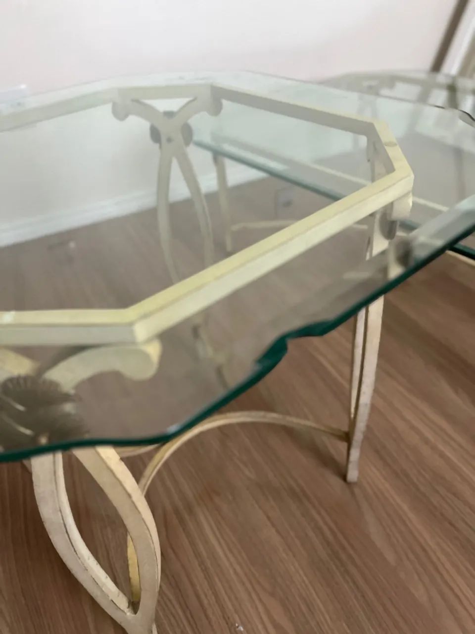 Mesa de centro de vidro com detalhes dourados - Foto 4
