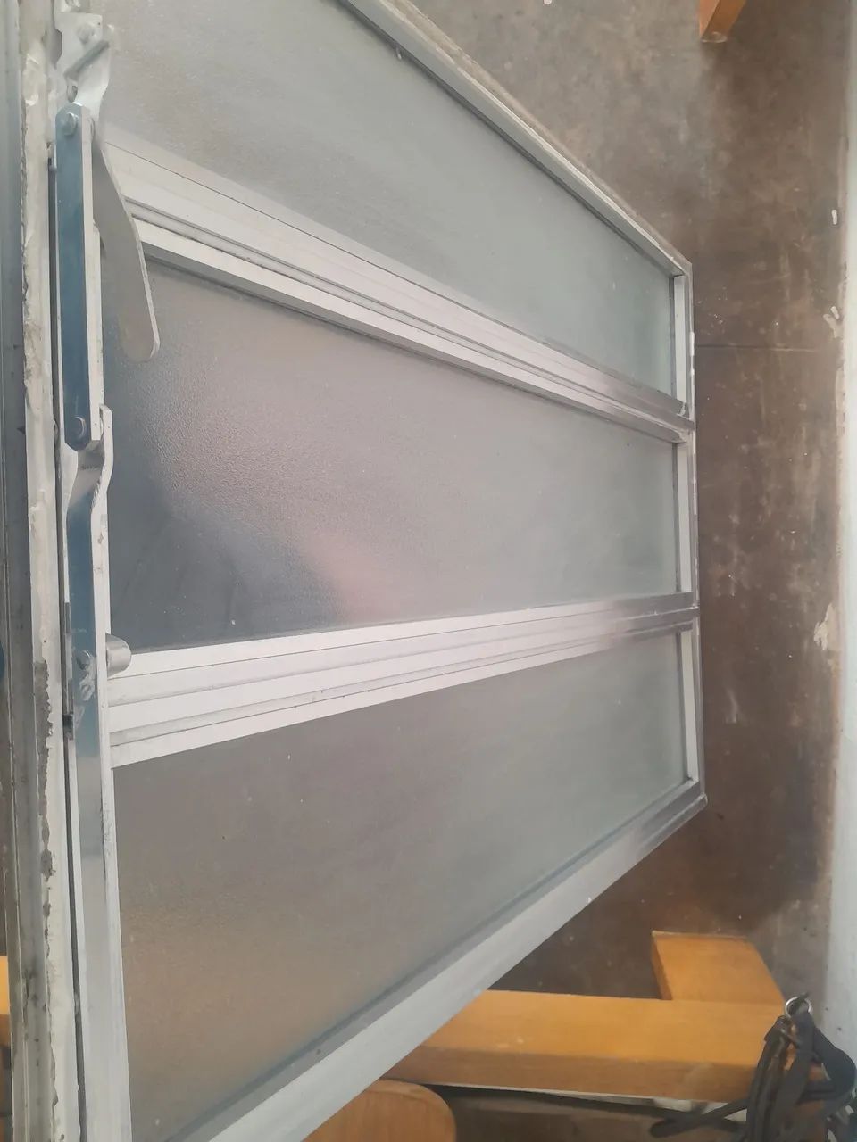 Janela de alumínio com vidros jateados.