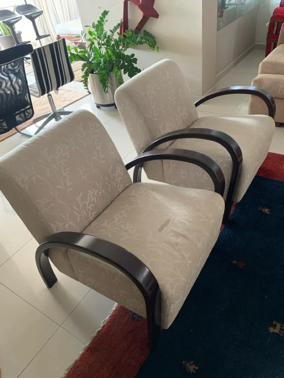 Belas Cadeiras Estofadas com Design Clássico